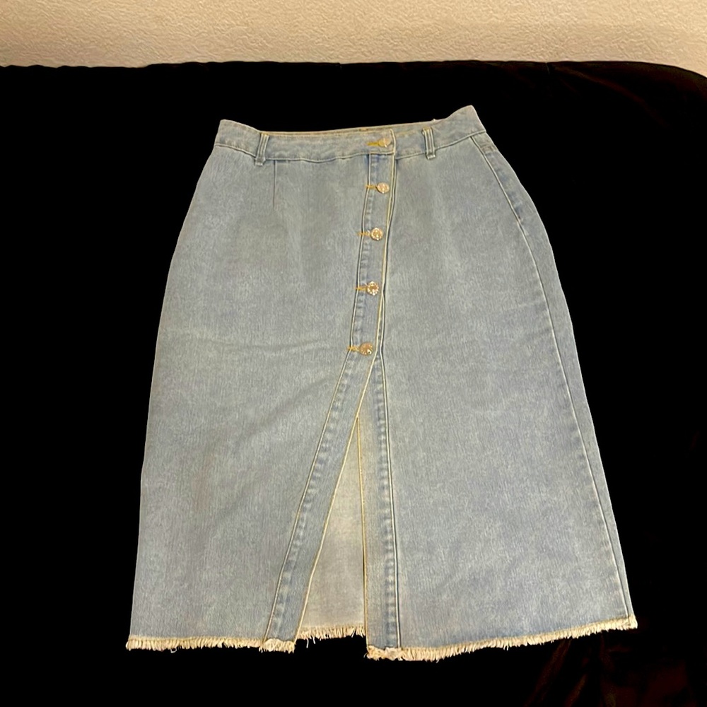 Button Up Raw Hem Split
Denim Skirt